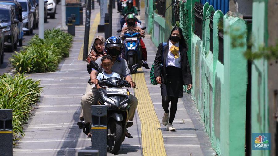 Pengendara sepeda motor melintasi trotoar jalan di kawasan Matraman, Jakarta, Selasa (5/3/2024). (վ/Faisal Rahman)