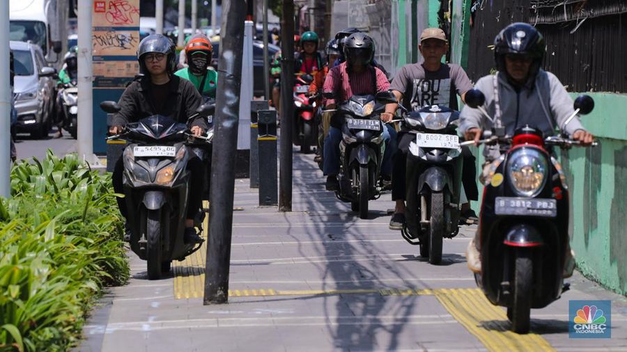 Pengendara sepeda motor melintasi trotoar jalan di kawasan Matraman, Jakarta, Selasa (5/3/2024). Pengendara sepeda motor melintasi trotoar jalan di kawasan Matraman, Jakarta, Selasa (5/3/2024). (²©²ÊÍøÕ¾/Faisal Rahman)