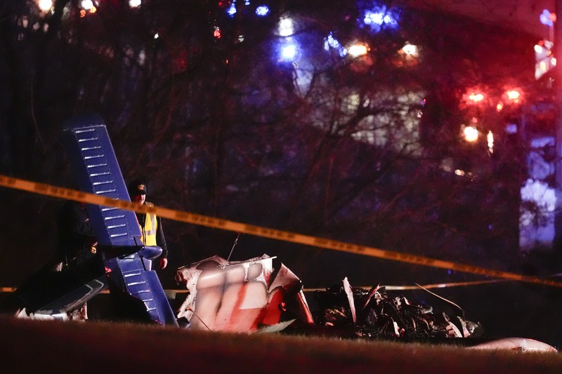 Petugas darurat menangani lokasi kecelakaan pesawat kecil yang fatal di sepanjang Interstate 40 dekat penanda mil 202, Senin, 4 Maret 2024, di Nashville, Tenn. Petugas darurat menangani lokasi kecelakaan pesawat kecil yang fatal di sepanjang Interstate 40 dekat penanda mil 202, Senin, 4 Maret 2024, di Nashville, Tenn. (AP Photo/George Walker IV)