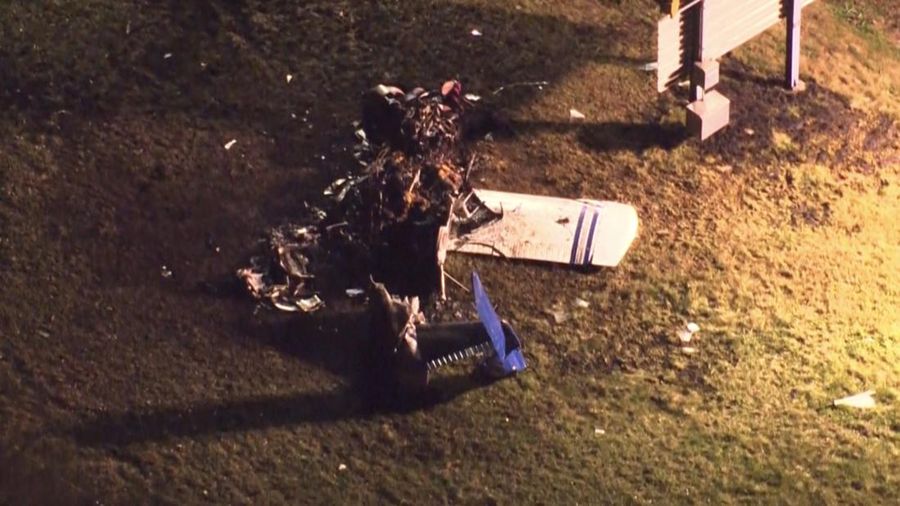 Petugas darurat menangani lokasi kecelakaan pesawat kecil yang fatal di sepanjang Interstate 40 dekat penanda mil 202, Senin, 4 Maret 2024, di Nashville, Tenn. (AP Photo/George Walker IV)