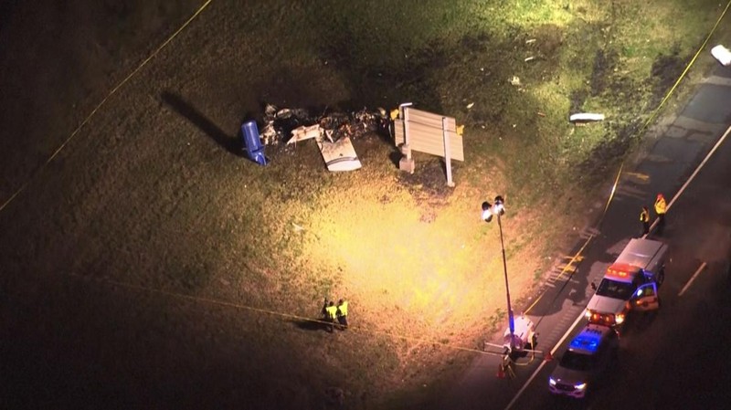 Petugas darurat menangani lokasi kecelakaan pesawat kecil yang fatal di sepanjang Interstate 40 dekat penanda mil 202, Senin, 4 Maret 2024, di Nashville, Tenn. (AP Photo/George Walker IV)