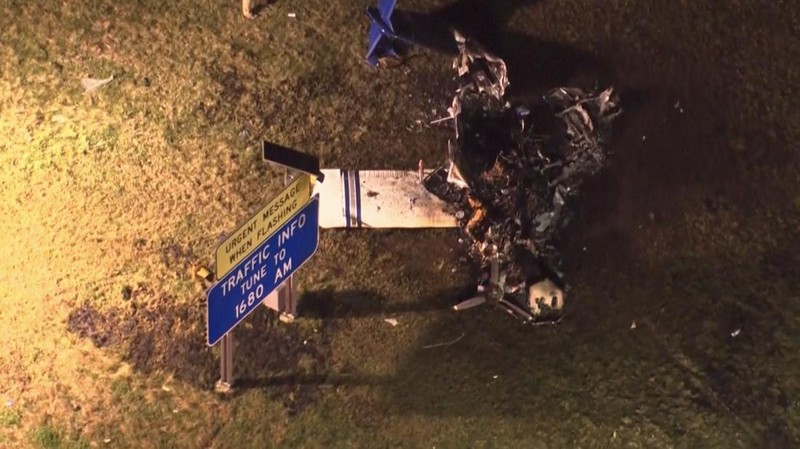 Petugas darurat menangani lokasi kecelakaan pesawat kecil yang fatal di sepanjang Interstate 40 dekat penanda mil 202, Senin, 4 Maret 2024, di Nashville, Tenn. (AP Photo/George Walker IV)