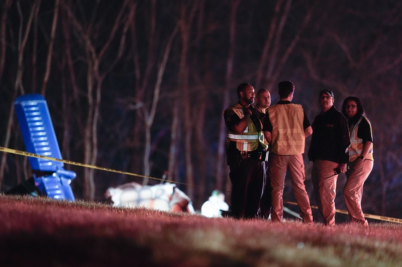 Petugas darurat menangani lokasi kecelakaan pesawat kecil yang fatal di sepanjang Interstate 40 dekat penanda mil 202, Senin, 4 Maret 2024, di Nashville, Tenn. Petugas darurat menangani lokasi kecelakaan pesawat kecil yang fatal di sepanjang Interstate 40 dekat penanda mil 202, Senin, 4 Maret 2024, di Nashville, Tenn. (AP Photo/George Walker IV)