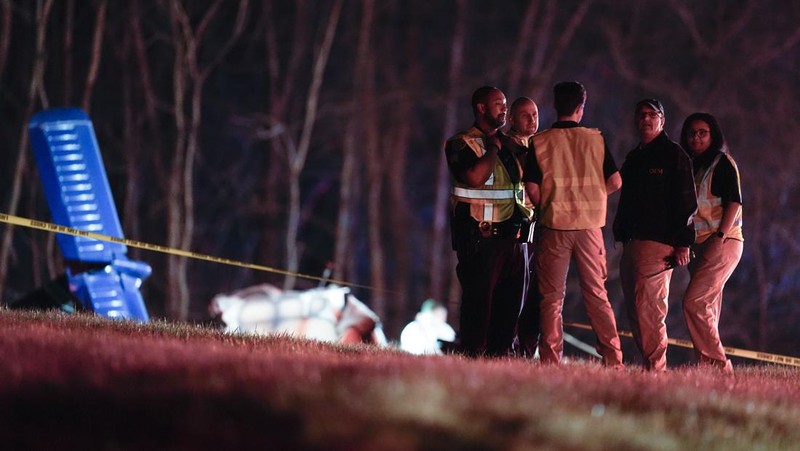 Petugas darurat menangani lokasi kecelakaan pesawat kecil yang fatal di sepanjang Interstate 40 dekat penanda mil 202, Senin, 4 Maret 2024, di Nashville, Tenn. (AP Photo/George Walker IV)