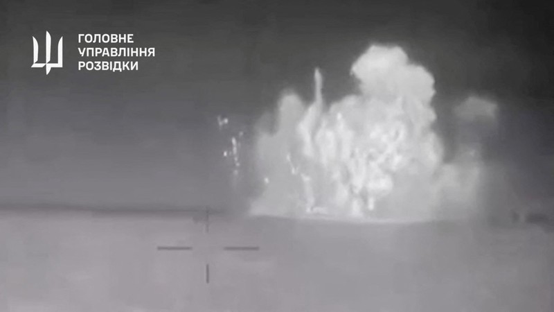 Rekaman selebaran menunjukkan apa yang dikatakan intelijen militer Ukraina adalah kapal patroli Armada Laut Hitam Rusia Sergey Kotov yang dirusak oleh drone laut Ukraina, di laut, di lokasi yang disebutkan di lepas pantai Krimea, dalam gambar diam yang diperoleh dari video yang dirilis pada 5 Maret 2024. Rekaman selebaran menunjukkan apa yang dikatakan intelijen militer Ukraina adalah kapal patroli Armada Laut Hitam Rusia Sergey Kotov yang dirusak oleh drone laut Ukraina, di laut, di lokasi yang disebutkan di lepas pantai Krimea, dalam gambar diam yang diperoleh dari video yang dirilis pada 5 Maret 2024. (Ministry of Defence of Ukraine/Handout via REUTERS)