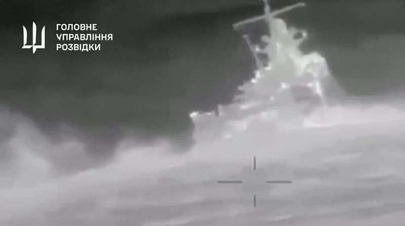 Rekaman selebaran menunjukkan apa yang dikatakan intelijen militer Ukraina adalah kapal patroli Armada Laut Hitam Rusia Sergey Kotov yang dirusak oleh drone laut Ukraina, di laut, di lokasi yang disebutkan di lepas pantai Krimea, dalam gambar diam yang diperoleh dari video yang dirilis pada 5 Maret 2024. (Ministry of Defence of Ukraine/Handout via REUTERS)