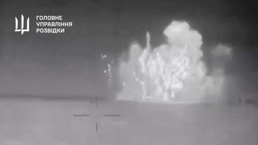 Rekaman selebaran menunjukkan apa yang dikatakan intelijen militer Ukraina adalah kapal patroli Armada Laut Hitam Rusia Sergey Kotov yang dirusak oleh drone laut Ukraina, di laut, di lokasi yang disebutkan di lepas pantai Krimea, dalam gambar diam yang diperoleh dari video yang dirilis pada 5 Maret 2024. (Ministry of Defence of Ukraine/Handout via REUTERS)