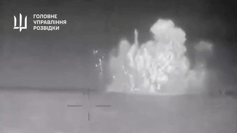 Rekaman selebaran menunjukkan apa yang dikatakan intelijen militer Ukraina adalah kapal patroli Armada Laut Hitam Rusia Sergey Kotov yang dirusak oleh drone laut Ukraina, di laut, di lokasi yang disebutkan di lepas pantai Krimea, dalam gambar diam yang diperoleh dari video yang dirilis pada 5 Maret 2024. (Ministry of Defence of Ukraine/Handout via REUTERS)
