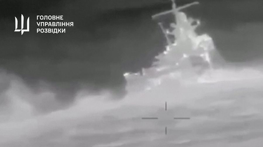 Rekaman selebaran menunjukkan apa yang dikatakan intelijen militer Ukraina adalah kapal patroli Armada Laut Hitam Rusia Sergey Kotov yang dirusak oleh drone laut Ukraina, di laut, di lokasi yang disebutkan di lepas pantai Krimea, dalam gambar diam yang diperoleh dari video yang dirilis pada 5 Maret 2024. (Ministry of Defence of Ukraine/Handout via REUTERS)