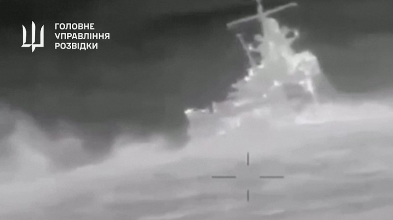 Rekaman selebaran menunjukkan apa yang dikatakan intelijen militer Ukraina adalah kapal patroli Armada Laut Hitam Rusia Sergey Kotov yang dirusak oleh drone laut Ukraina, di laut, di lokasi yang disebutkan di lepas pantai Krimea, dalam gambar diam yang diperoleh dari video yang dirilis pada 5 Maret 2024. (Ministry of Defence of Ukraine/Handout via REUTERS)