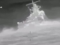 Rekaman selebaran menunjukkan apa yang dikatakan intelijen militer Ukraina adalah kapal patroli Armada Laut Hitam Rusia Sergey Kotov yang dirusak oleh drone laut Ukraina, di laut, di lokasi yang disebutkan di lepas pantai Krimea, dalam gambar diam ya