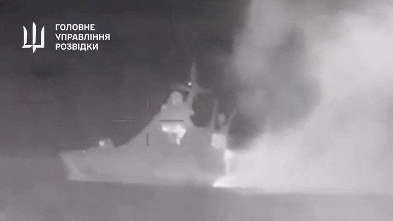 Rekaman selebaran menunjukkan apa yang dikatakan intelijen militer Ukraina adalah kapal patroli Armada Laut Hitam Rusia Sergey Kotov yang dirusak oleh drone laut Ukraina, di laut, di lokasi yang disebutkan di lepas pantai Krimea, dalam gambar diam yang diperoleh dari video yang dirilis pada 5 Maret 2024. Rekaman selebaran menunjukkan apa yang dikatakan intelijen militer Ukraina adalah kapal patroli Armada Laut Hitam Rusia Sergey Kotov yang dirusak oleh drone laut Ukraina, di laut, di lokasi yang disebutkan di lepas pantai Krimea, dalam gambar diam yang diperoleh dari video yang dirilis pada 5 Maret 2024. (Ministry of Defence of Ukraine/Handout via REUTERS)