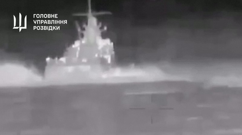 Rekaman selebaran menunjukkan apa yang dikatakan intelijen militer Ukraina adalah kapal patroli Armada Laut Hitam Rusia Sergey Kotov yang dirusak oleh drone laut Ukraina, di laut, di lokasi yang disebutkan di lepas pantai Krimea, dalam gambar diam yang diperoleh dari video yang dirilis pada 5 Maret 2024. Rekaman selebaran menunjukkan apa yang dikatakan intelijen militer Ukraina adalah kapal patroli Armada Laut Hitam Rusia Sergey Kotov yang dirusak oleh drone laut Ukraina, di laut, di lokasi yang disebutkan di lepas pantai Krimea, dalam gambar diam yang diperoleh dari video yang dirilis pada 5 Maret 2024. (Ministry of Defence of Ukraine/Handout via REUTERS)