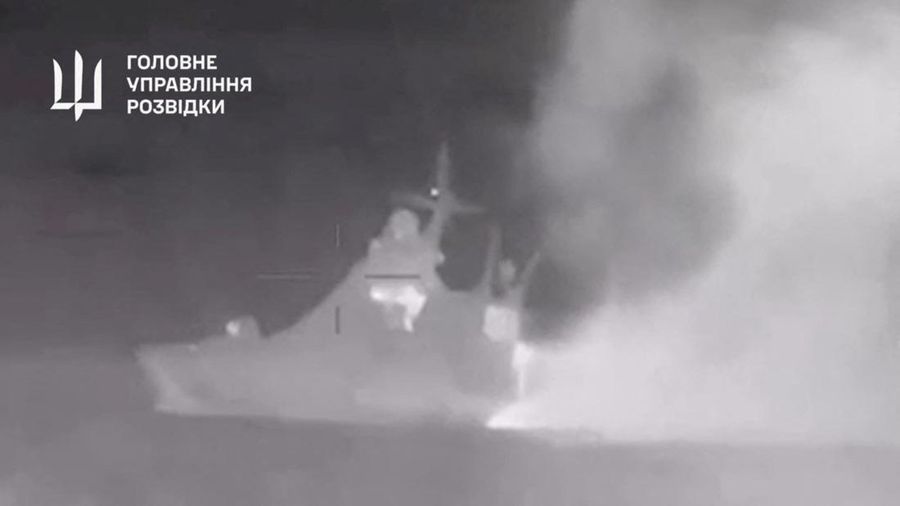 Rekaman selebaran menunjukkan apa yang dikatakan intelijen militer Ukraina adalah kapal patroli Armada Laut Hitam Rusia Sergey Kotov yang dirusak oleh drone laut Ukraina, di laut, di lokasi yang disebutkan di lepas pantai Krimea, dalam gambar diam yang diperoleh dari video yang dirilis pada 5 Maret 2024. (Ministry of Defence of Ukraine/Handout via REUTERS)
