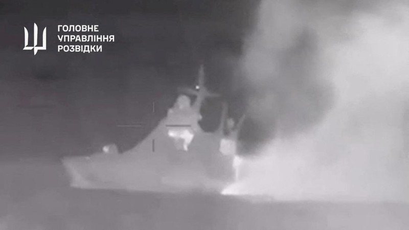 Rekaman selebaran menunjukkan apa yang dikatakan intelijen militer Ukraina adalah kapal patroli Armada Laut Hitam Rusia Sergey Kotov yang dirusak oleh drone laut Ukraina, di laut, di lokasi yang disebutkan di lepas pantai Krimea, dalam gambar diam yang diperoleh dari video yang dirilis pada 5 Maret 2024. (Ministry of Defence of Ukraine/Handout via REUTERS)