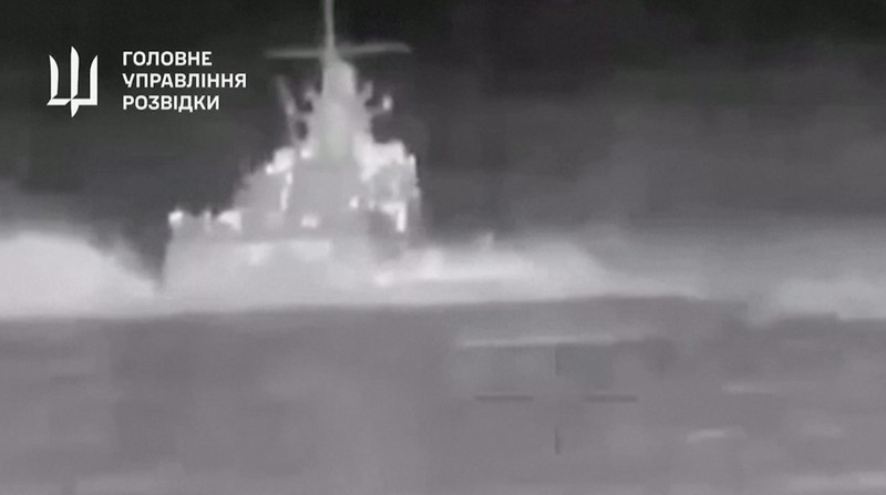Rekaman selebaran menunjukkan apa yang dikatakan intelijen militer Ukraina adalah kapal patroli Armada Laut Hitam Rusia Sergey Kotov yang dirusak oleh drone laut Ukraina, di laut, di lokasi yang disebutkan di lepas pantai Krimea, dalam gambar diam yang diperoleh dari video yang dirilis pada 5 Maret 2024. (Ministry of Defence of Ukraine/Handout via REUTERS)