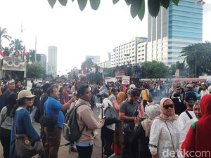 Satu Kubu Massa Bubarkan Diri, Massa Lainnya Bertahan di Depan DPR