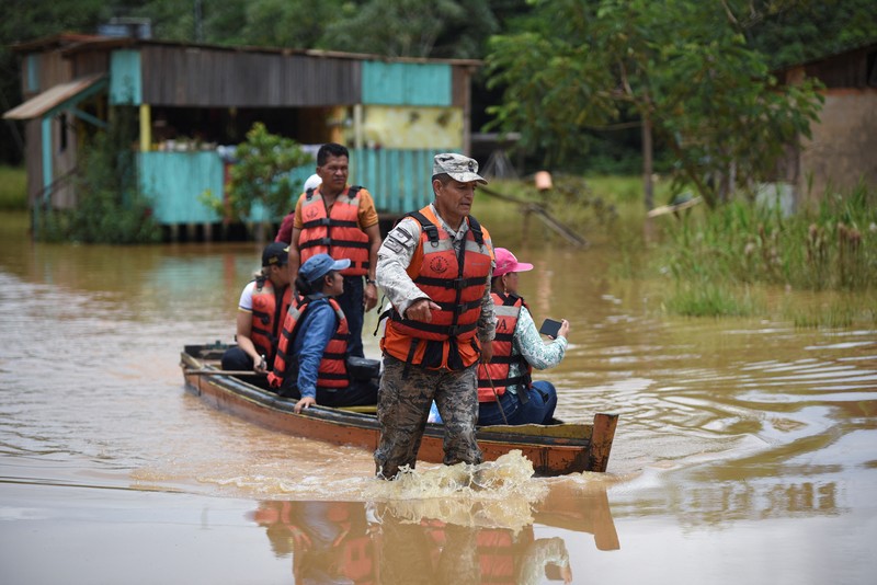 Pemandangan udara Sungai Los Angeles yang meluap akibat hujan lebat di Cobija, Bolivia, pada 4 Maret 2024. Pemandangan udara Sungai Los Angeles yang meluap akibat hujan lebat di Cobija, Bolivia, pada 4 Maret 2024. Perairan Sungai Acre di Bolivia akhirnya surut setelah seminggu menggenangi masyarakat di perbatasan antara Bolivia dan Brasil. Di ibu kota wilayah Cobija, warga Bolivia berupaya membersihkan rumah mereka yang terkena lumpur, sementara pemerintah daerah berupaya membantu dengan memberikan sumbangan dasar. (Photo by AIZAR RALDES / AFP)