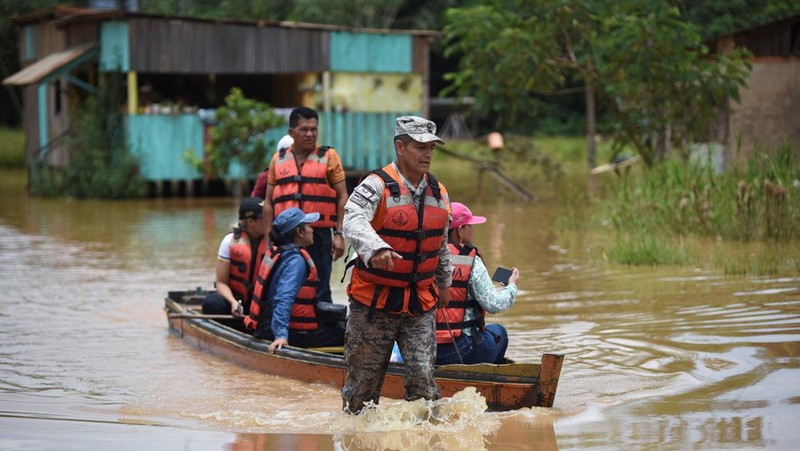 Pemandangan udara Sungai Los Angeles yang meluap akibat hujan lebat di Cobija, Bolivia, pada 4 Maret 2024. Perairan Sungai Acre di Bolivia akhirnya surut setelah seminggu menggenangi masyarakat di perbatasan antara Bolivia dan Brasil. Di ibu kota wilayah Cobija, warga Bolivia berupaya membersihkan rumah mereka yang terkena lumpur, sementara pemerintah daerah berupaya membantu dengan memberikan sumbangan dasar. (Photo by AIZAR RALDES / AFP)