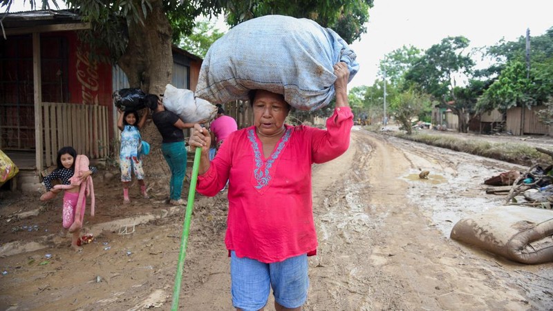 Pemandangan udara Sungai Los Angeles yang meluap akibat hujan lebat di Cobija, Bolivia, pada 4 Maret 2024. Perairan Sungai Acre di Bolivia akhirnya surut setelah seminggu menggenangi masyarakat di perbatasan antara Bolivia dan Brasil. Di ibu kota wilayah Cobija, warga Bolivia berupaya membersihkan rumah mereka yang terkena lumpur, sementara pemerintah daerah berupaya membantu dengan memberikan sumbangan dasar. (Photo by AIZAR RALDES / AFP)