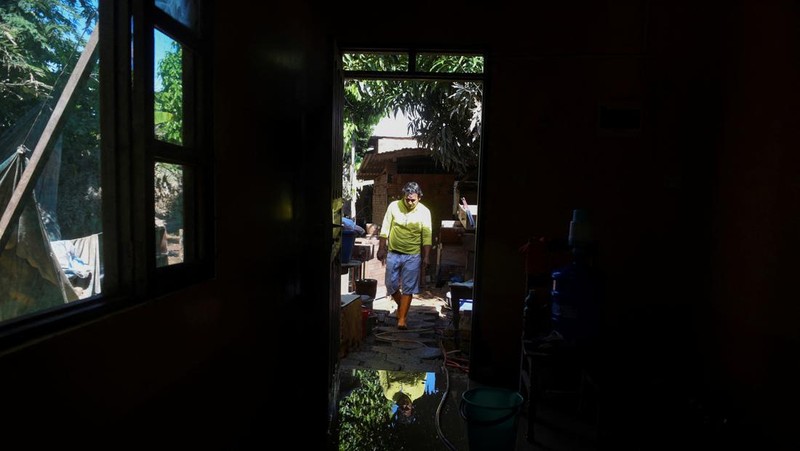 Pemandangan udara Sungai Los Angeles yang meluap akibat hujan lebat di Cobija, Bolivia, pada 4 Maret 2024. Perairan Sungai Acre di Bolivia akhirnya surut setelah seminggu menggenangi masyarakat di perbatasan antara Bolivia dan Brasil. Di ibu kota wilayah Cobija, warga Bolivia berupaya membersihkan rumah mereka yang terkena lumpur, sementara pemerintah daerah berupaya membantu dengan memberikan sumbangan dasar. (Photo by AIZAR RALDES / AFP)