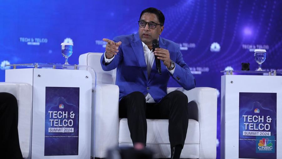 CEO Indosat, Vikram Sinha memberi pemaparan di acara Tech & Telco Summit 2024 di Auditorium Menara Bank Mega, Jakarta, Selasa 5/3. (CNBC Indonesia/Tri Susilo)