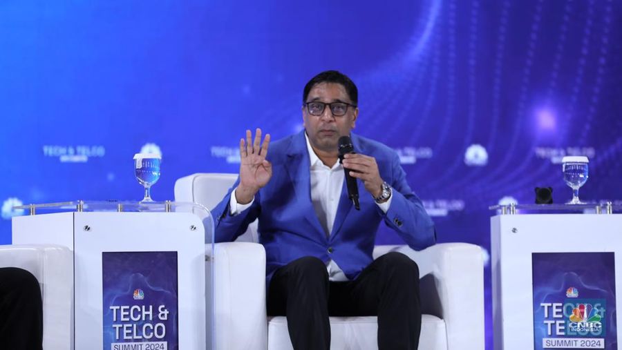 CEO Indosat, Vikram Sinha memberi pemaparan di acara Tech & Telco Summit 2024 di Auditorium Menara Bank Mega, Jakarta, Selasa 5/3. (CNBC Indonesia/Tri Susilo)