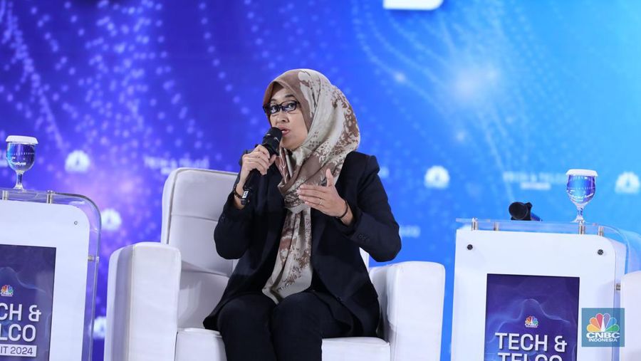 Direktur Utama Bakti Kominfo, Fadhilah Matar memberi pemaparan di acara Tech & Telco Summit 2024 di Auditorium Menara Bank Mega, Jakarta, Selasa 5/3. (CNBC Indonesia/Tri Susilo)