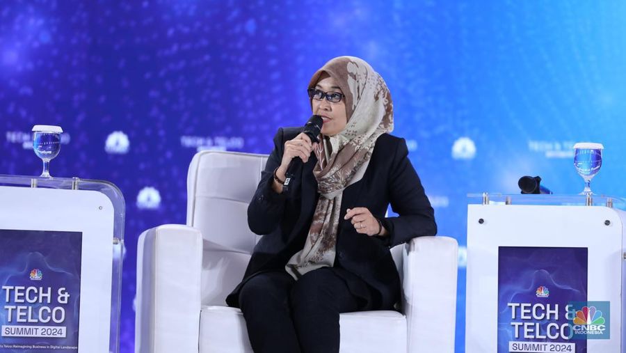 Direktur Utama Bakti Kominfo, Fadhilah Matar memberi pemaparan di acara Tech & Telco Summit 2024 di Auditorium Menara Bank Mega, Jakarta, Selasa 5/3. (վ/Tri Susilo)