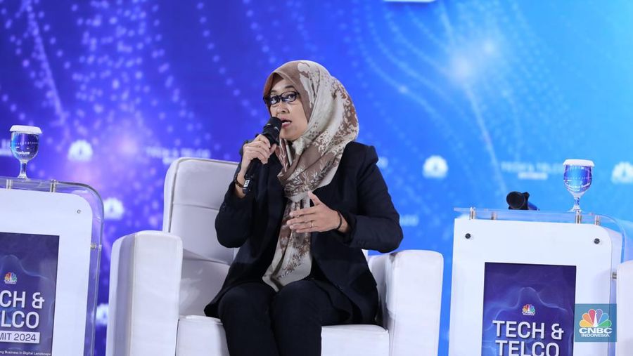 Direktur Utama Bakti Kominfo, Fadhilah Matar memberi pemaparan di acara Tech & Telco Summit 2024 di Auditorium Menara Bank Mega, Jakarta, Selasa 5/3. (²©²ÊÍøÕ¾/Tri Susilo)
