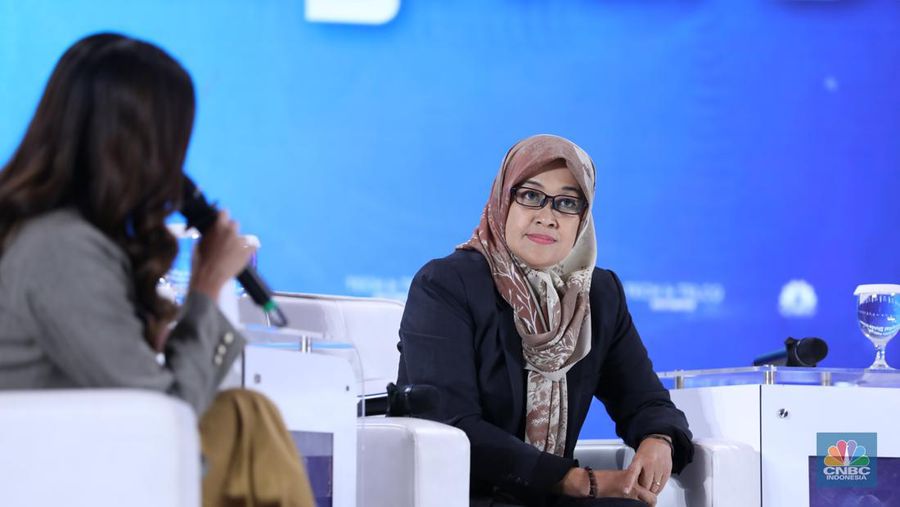 Direktur Utama Bakti Kominfo, Fadhilah Matar memberi pemaparan di acara Tech & Telco Summit 2024 di Auditorium Menara Bank Mega, Jakarta, Selasa 5/3. (CNBC Indonesia/Tri Susilo)