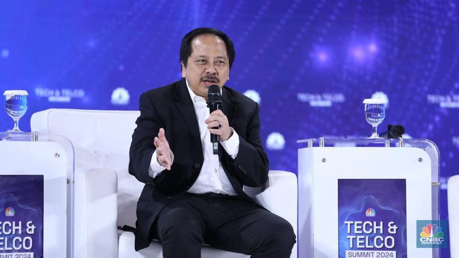 Wakil Asosiasi Telekomunikasi Seluler Indonesia - ATSI, Merza Fachys memberi pemaparan di acara Tech & Telco Summit 2024 di Auditorium Menara Bank Mega, Jakarta, Selasa 5/3. (CNBC Indonesia/Tri Susilo)