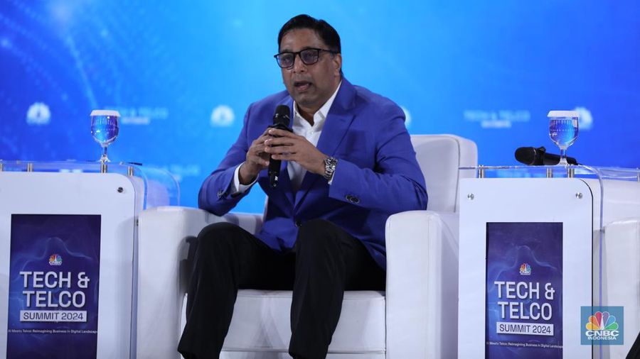 CEO Indosat, Vikram Sinha memberi pemaparan di acara Tech & Telco Summit 2024 di Auditorium Menara Bank Mega, Jakarta, Selasa 5/3. (CNBC Indonesia/Tri Susilo)