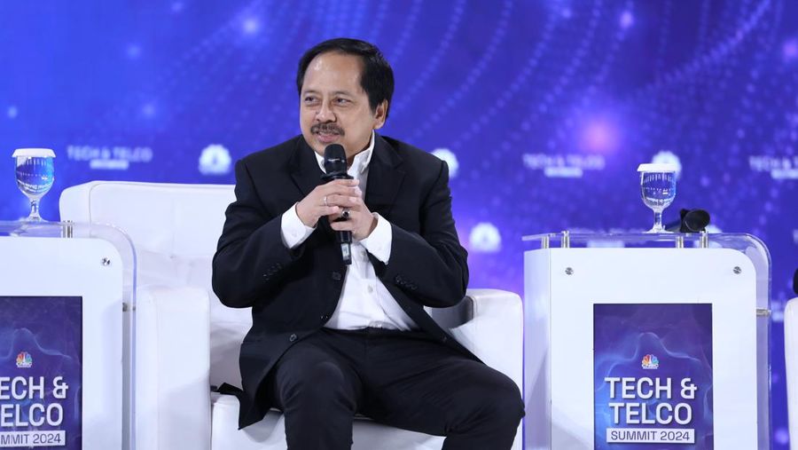 Wakil Asosiasi Telekomunikasi Seluler Indonesia - ATSI, Merza Fachys memberi pemaparan di acara Tech & Telco Summit 2024 di Auditorium Menara Bank Mega, Jakarta, Selasa 5/3. (CNBC Indonesia/Tri Susilo)