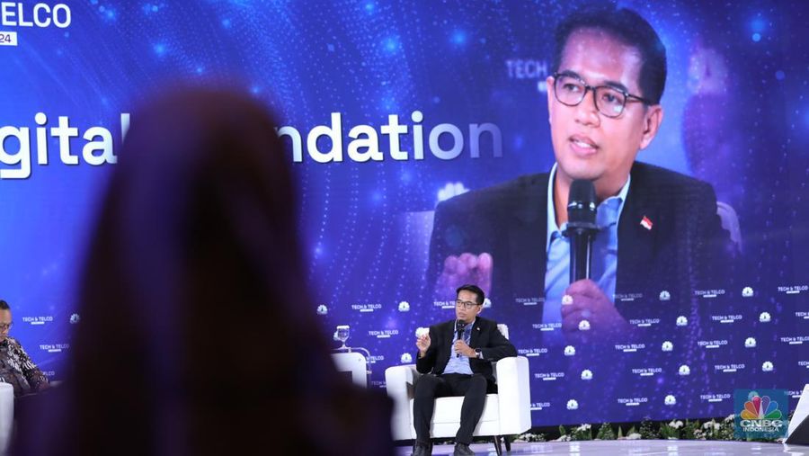 Wakil Kepala Transformasi Digital, Agus Rachmanto memberi pemaparan di acara Tech & Telco Summit 2024 di Auditorium Menara Bank Mega, Jakarta, Selasa (5/3/2024). (CNBC Indonesia/Tri Susilo)