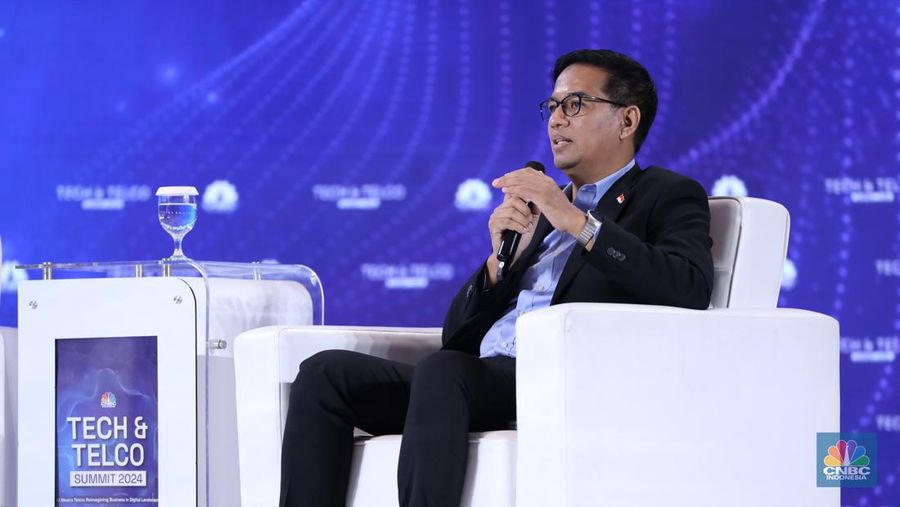 Wakil Kepala Transformasi Digital, Agus Rachmanto memberi pemaparan di acara Tech & Telco Summit 2024 di Auditorium Menara Bank Mega, Jakarta, Selasa (5/3/2024). (CNBC Indonesia/Tri Susilo)
