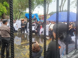 Warga Demo di Depan DPRD Sumut Dukung Hak Angket