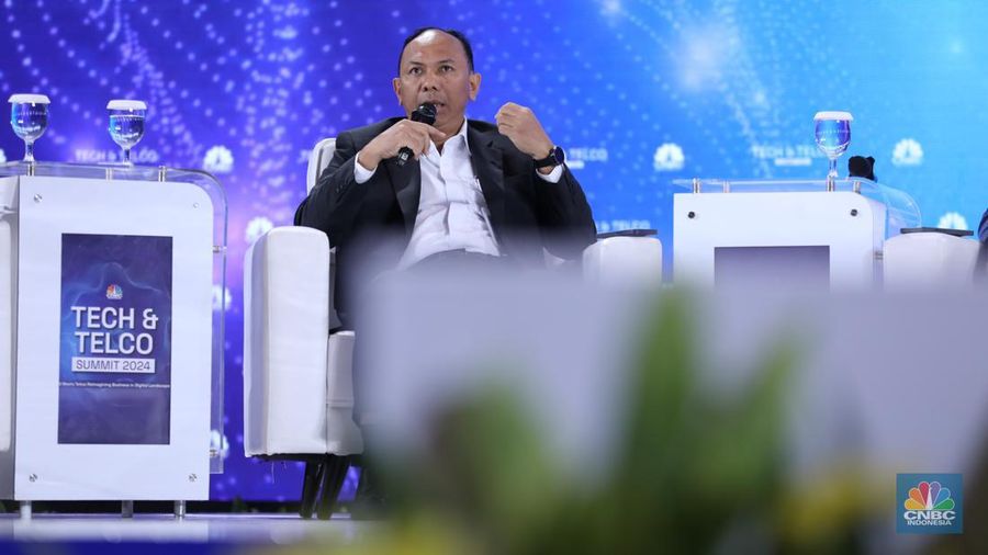 Wayan Toni Supriyanto, Dirjen Penyelenggara Pos dan Informatika KOMINFO memberi pemaparan di acara Tech & Telco Summit 2024 di Auditorium Menara Bank Mega, Jakarta, Selasa 5/3. (CNBC Indonesia/Tri Susilo)