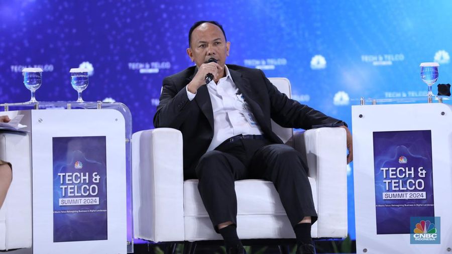 Wayan Toni Supriyanto, Dirjen Penyelenggara Pos dan Informatika KOMINFO memberi pemaparan di acara Tech & Telco Summit 2024 di Auditorium Menara Bank Mega, Jakarta, Selasa 5/3. (CNBC Indonesia/Tri Susilo)