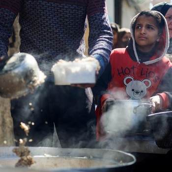 Potret Pilu Anak Palestina Kelaparan, Antre Mengular-Berebutan Makan