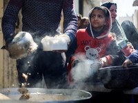 Potret Pilu Anak Palestina Kelaparan, Antre Mengular-Berebutan Makan