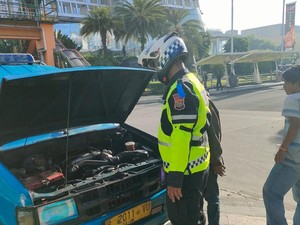 Angkot di Depok Ngebul Keluarkan Asap Tebal