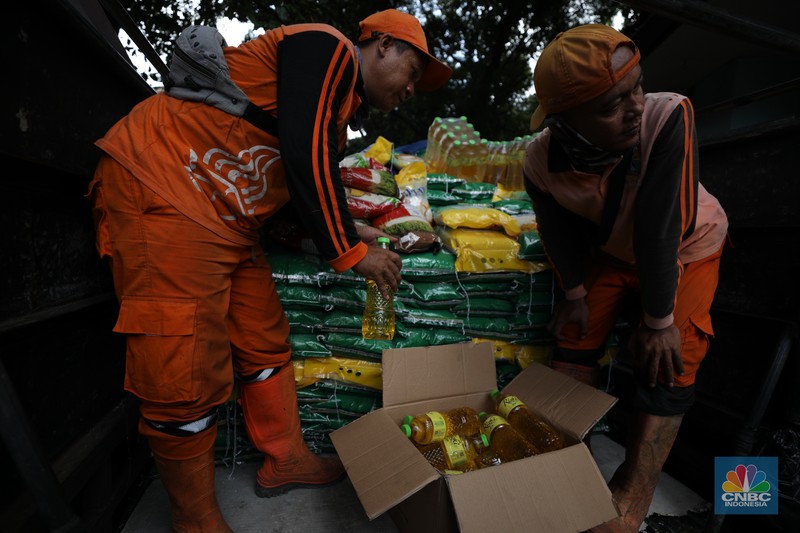 Antusias Warga Antre Beras Murah di Jakarta. (CNBC Indonesia/Tri Susilo)