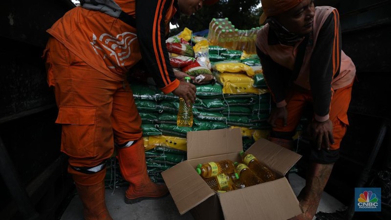 Antusias Warga Antre Beras Murah di Jakarta. (CNBC Indonesia/Tri Susilo)