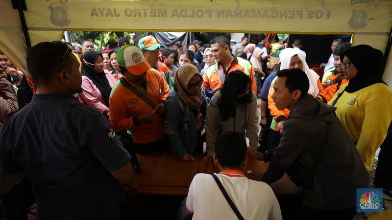 Antusias Warga Antre Beras Murah di Jakarta. (CNBC Indonesia/Tri Susilo)