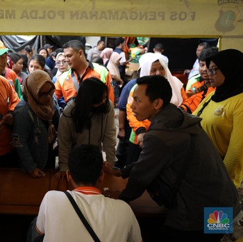 Penampakan Warga Padati Antrean Beli Beras-Sembako Murah