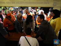 Penampakan Warga Padati Antrean Beli Beras-Sembako Murah