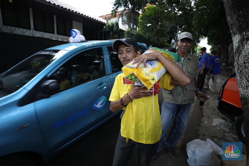 Antusias Warga Antre Beras Murah di Jakarta. (CNBC Indonesia/Tri Susilo) Antusias Warga Antre Beras Murah di Jakarta. (CNBC Indonesia/Tri Susilo)
