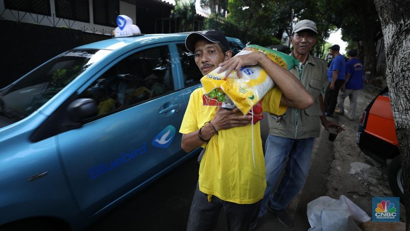 Antusias Warga Antre Beras Murah di Jakarta. (CNBC Indonesia/Tri Susilo)