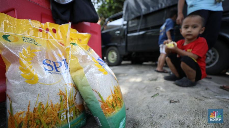 Antusias Warga Antre Beras Murah di Jakarta. (CNBC Indonesia/Tri Susilo)